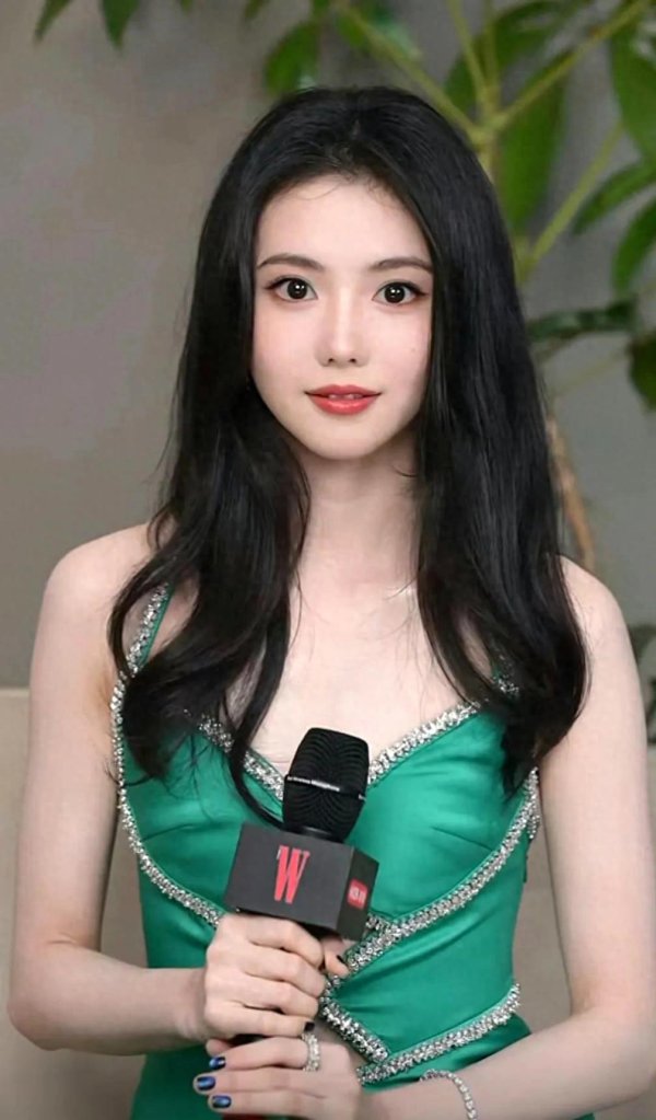 华锋优配网 W盛典红毯杀疯! 明星造型炸场全网狂刷